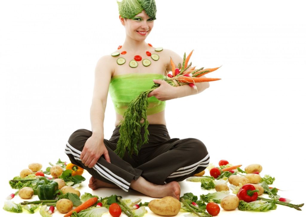 野菜をまとった女性