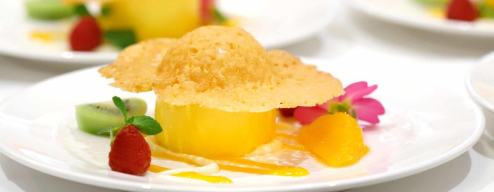 【デザート】パッションフルーツのムース　トロピカルフルーツとホワイトチョコレートのソース
