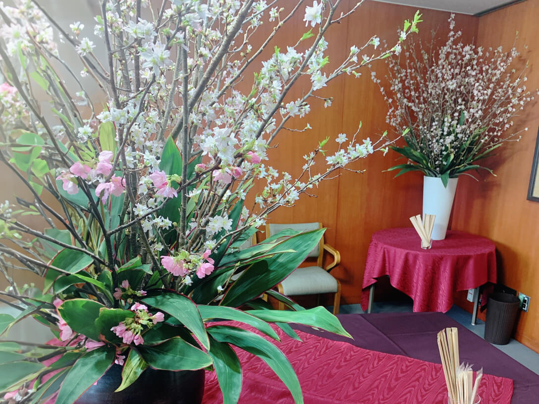 桜を使った大きな生花アレンジメントを会場内に配置