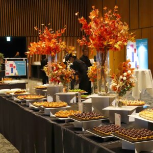 会場中央に2島に分かれてお料理を展開。季節感満載の秋の装飾で華やかに