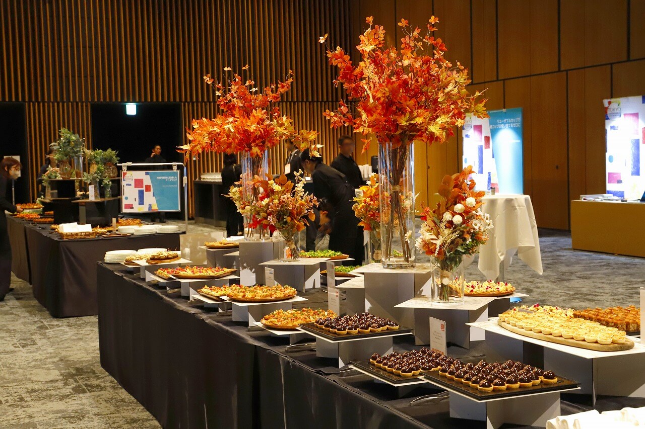 会場中央に2島に分かれてお料理を展開。季節感満載の秋の装飾で華やかに